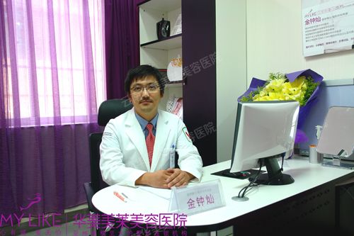 韩国VIZ整形外科院长金钟灿在华美，医师咨询室现场火爆